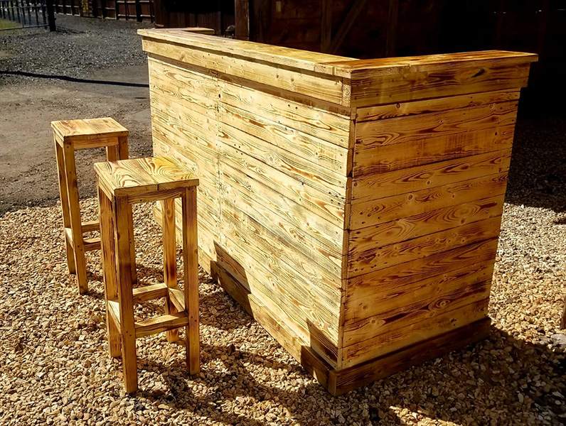 Pallet bar with 2 pallet square stools